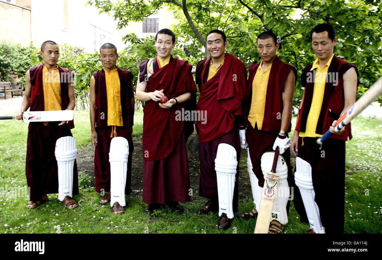 Seine Heiligkeit der 17. Karmapa Trinlay Thaye Dorje (3. Links) und 5 Lamas posieren in Cricket-Hosen, -Pads und -Fledermäusen zusammen mit ihren traditionellen tibetisch-buddhistischen Gewändern im Zentrum Londons für ihren Eintritt in das Promi-Finale von Wallace & Gromit's „Falschsten Hosen“. Stockfoto