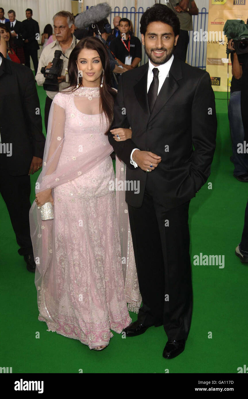 Aishwarya Rai und Ehemann Abhishek Bachchan kommen für die International Indian Film Academy (IIFA) Awards in der Hallam Arena in Sheffield an. Stockfoto