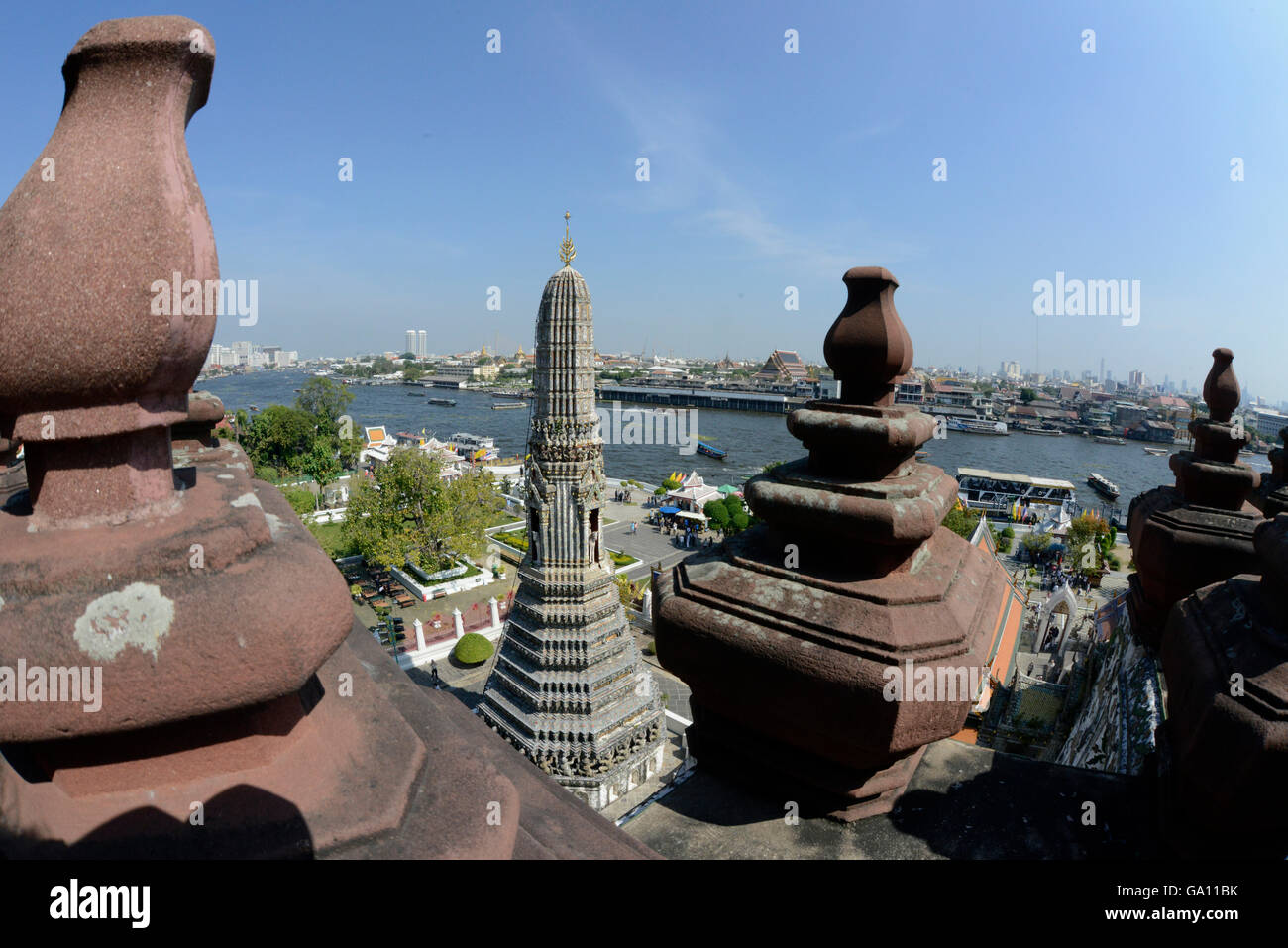 der Wat Arun am Mae Nam Chao Phraya River in der Stadt von Bangkok in Thailand in Südostasien. Stockfoto