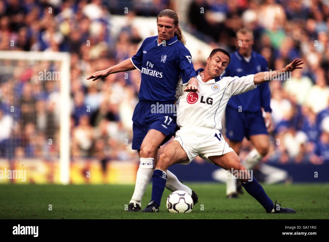 Chelseas Emmanuel Petit wird von Leicester City und dem ehemaligen Chelsea-Legenden Dennis Wise herausgefordert, der zum ersten Mal seit dem Transfer im Sommer an der Stamford Bridge ist Stockfoto