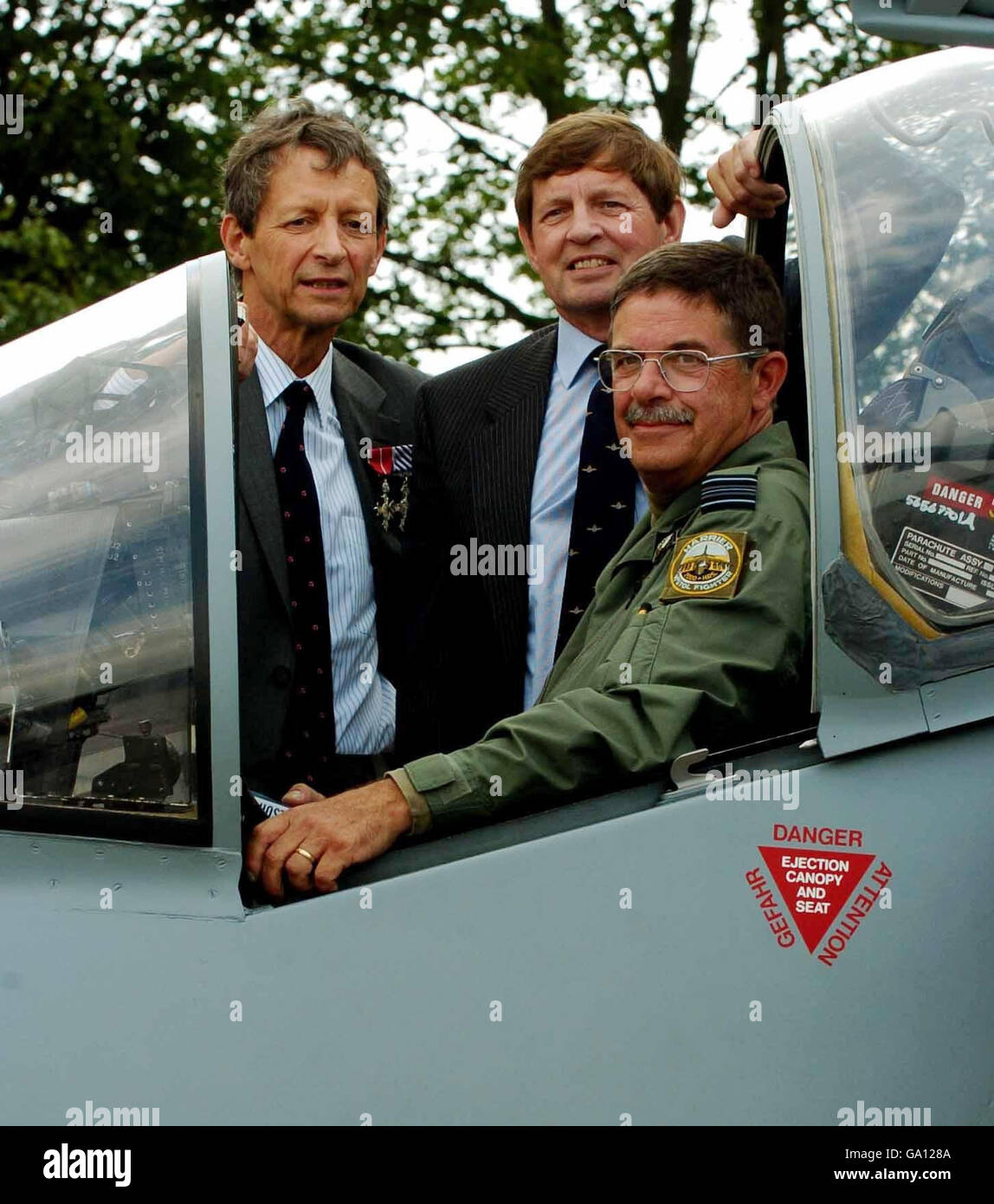 Ehemalige Harrier-Piloten und Falkland-Veteranen (von links nach rechts); Flight Commander Jerry Pook, LT. CDV David Morgan und Squadron-Führer Tony Harper teilen Erinnerungen in einem Harrier-Cockpit bei RAF Cottesmore, Rutland. Stockfoto