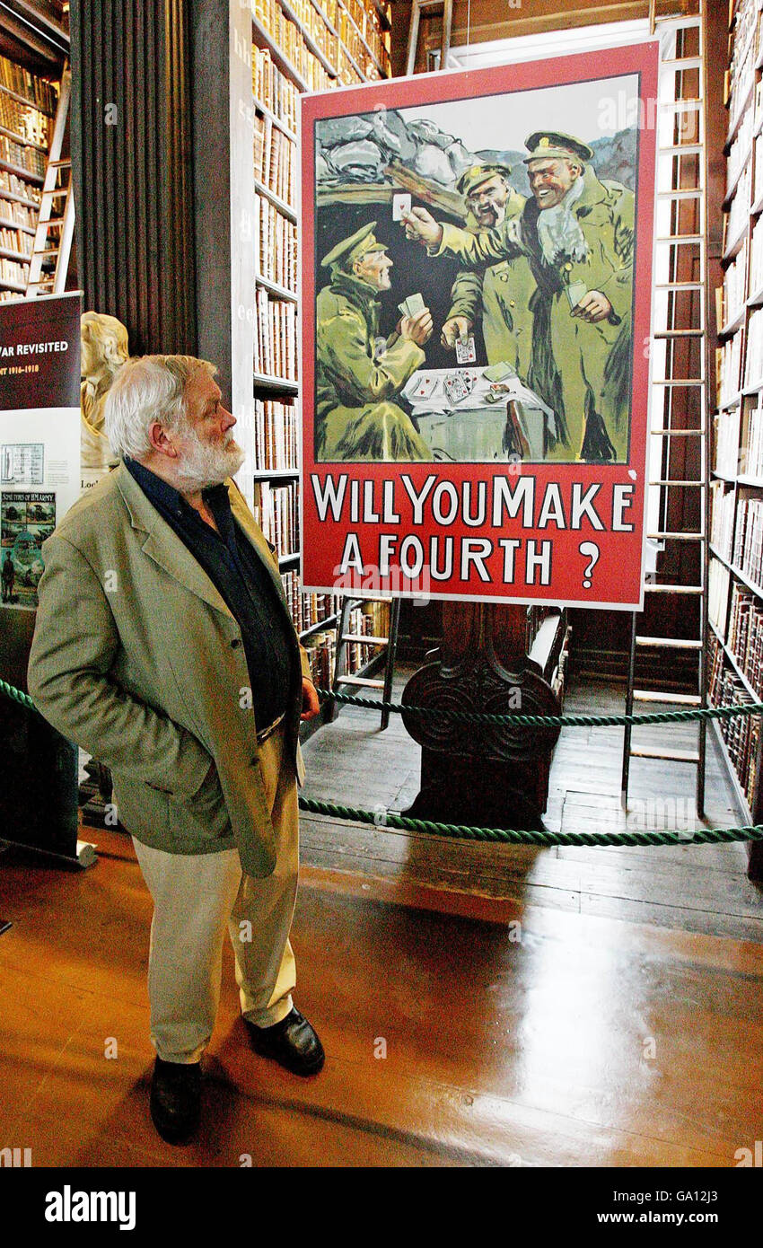Der Dichter Michael Longley betrachtet ein Rekrutierungsposter während der Ausstellung The Great war Revisited: Ireland and World war I, die bis zum 31. August im Trinity College in Dublin stattfindet. Stockfoto