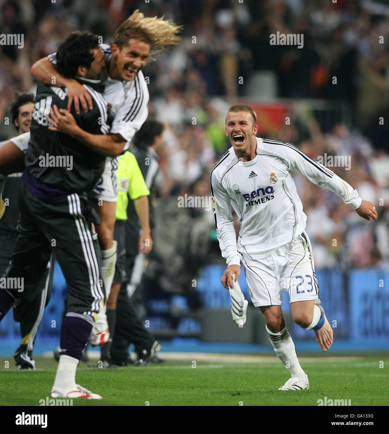 Fußball - Spanische Primera League - Real Madrid gegen Mallorca - Santiago Bernabeu. David Beckham von Real Madrid feiert mit seinem Teamkollegen Salgado Stockfoto