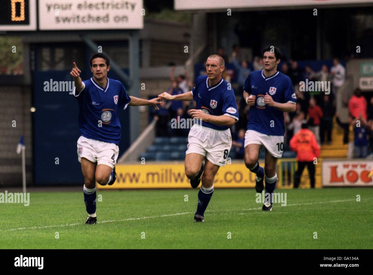 Tim cahill und david livermore -Fotos und -Bildmaterial in hoher ...