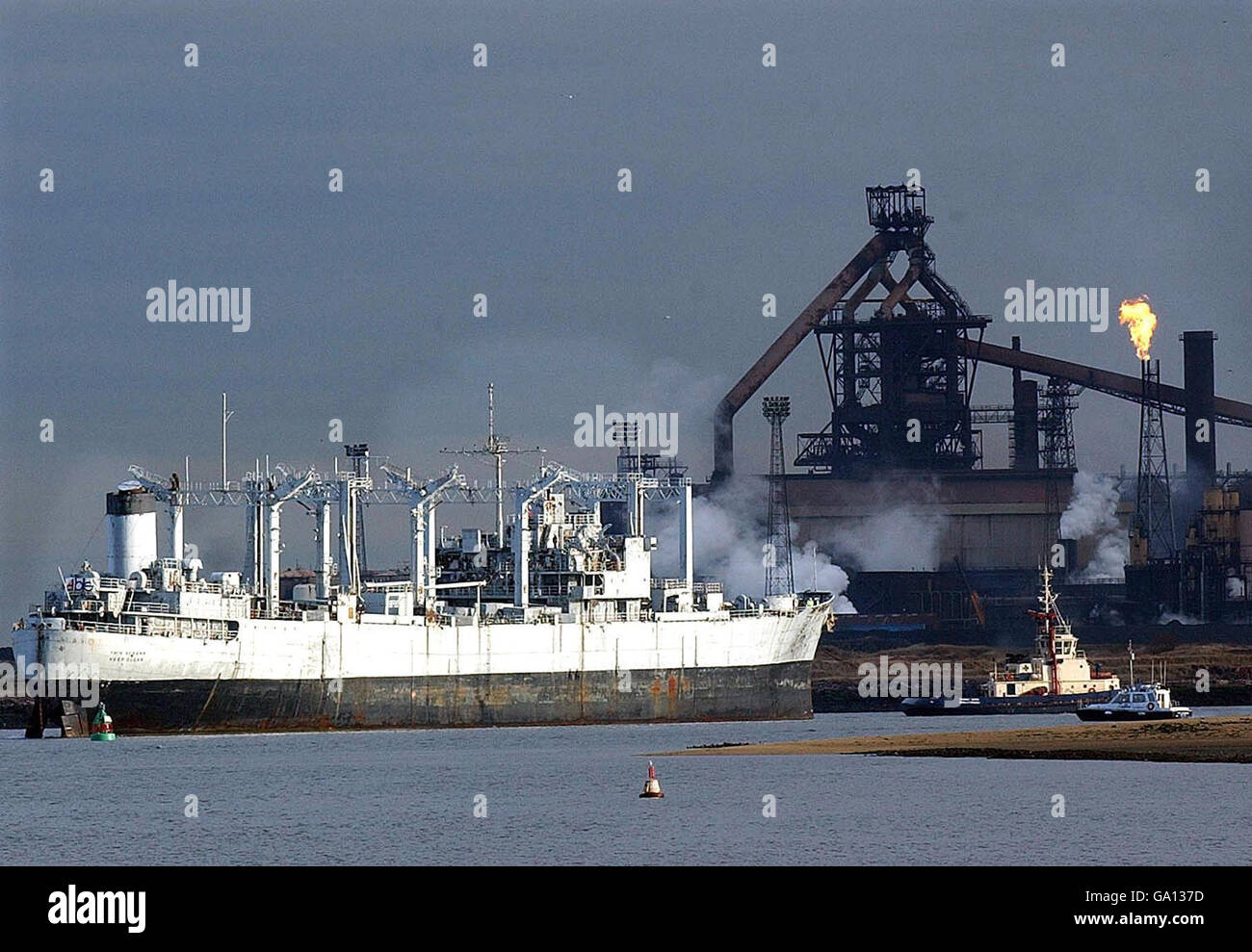 Bibliotheksdatei vom 13-11-2003. Das zweite Schiff in einer Flotte von umstrittenen ehemaligen US Navy 'Geisterschiffen' kommt auf einer Hartlepool Breakers' Werft an. Stockfoto