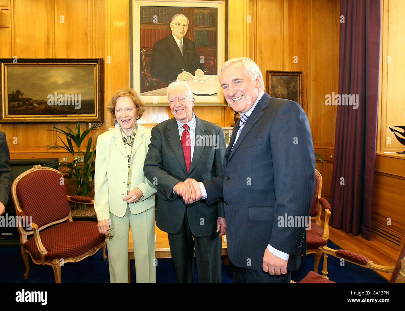Der ehemalige US-Präsident Jimmy Carter mit seiner Frau Rosalyn besucht den Taoiseach Bertie Ahern TD in den Regierungsgebäuden in Dublin. Stockfoto