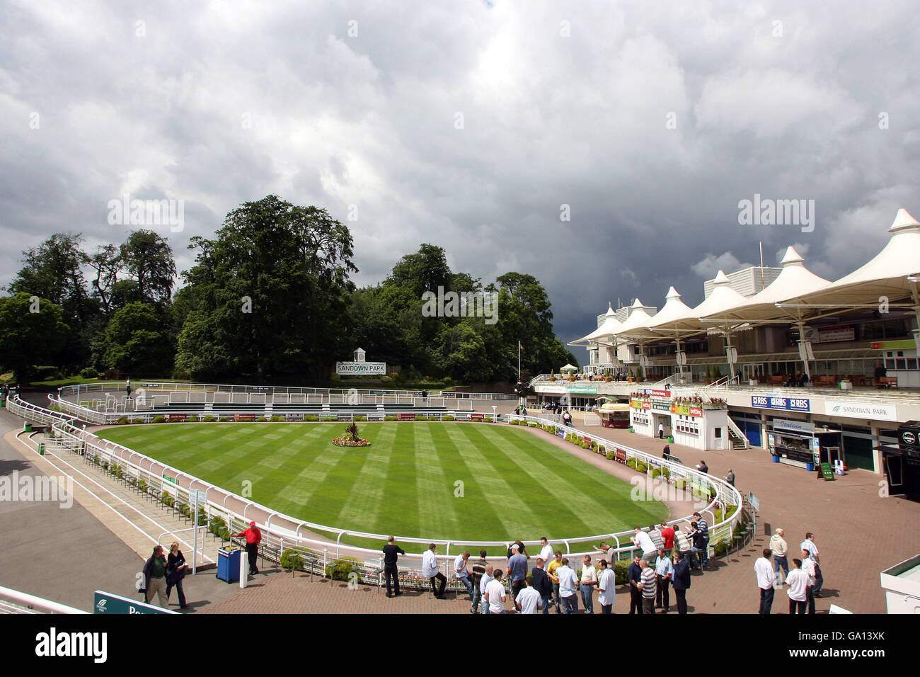 Pferderennen Sie - irische Kirschen Wochenendtag - Sandown Park Stockfoto