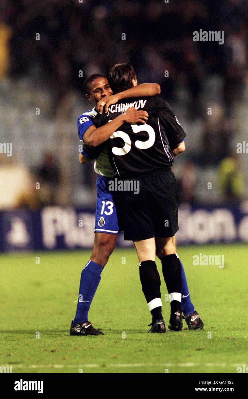 Jorge Andrade (l) des FC Porto umarmt Teamkollegen Sergei Ovchinnikov (r) Zur Vollzeit Pfeife Stockfoto