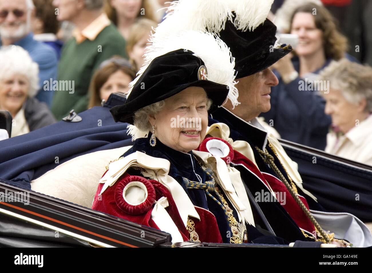 Die britische Königin Elizabeth II. Und Prinz Philip nehmen an der Prozession während des Trauerordens in der St. George's Chapel, Windsor Castle, Windsor, Teil. Stockfoto