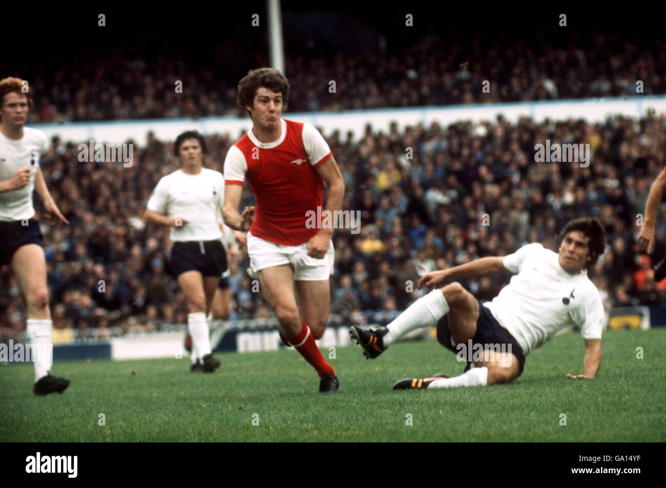 Fußball - Football League Division One - Tottenham Hotspur gegen Arsenal. Brian Kidd (c) von Arsenal übersteht die Verteidigung von Tottenham Hotspur Stockfoto