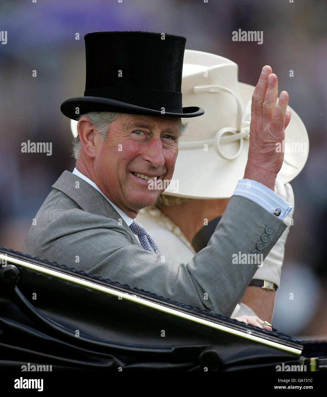 Royal Ascot. Der britische Prinz von Wales kommt am zweiten Tag von Royal Ascot in einer offenen Kutsche auf der Rennbahn Ascot in Berkshire an. Stockfoto