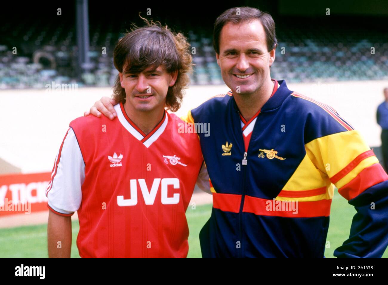 Fußball - Arsenal Photocall. Arsenal-Manager George Graham (r) mit Stürmer Charlie Nichols (l) Stockfoto