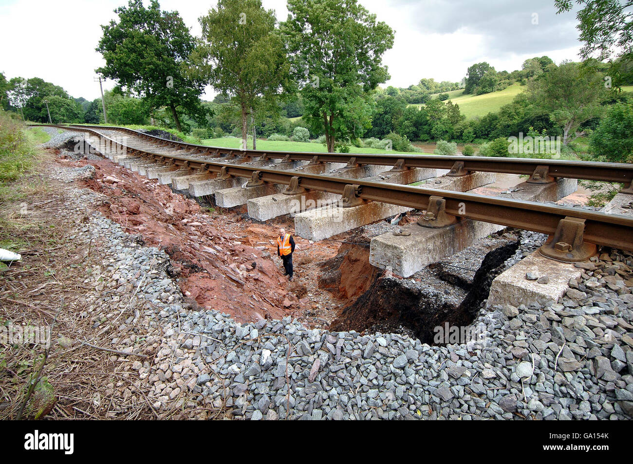 John Leech von der Severn Valley Railway untersucht die Schäden, die durch nächtliche Sturzfluten an der Bahnlinie des Unternehmens außerhalb des Dorfes Highley, Shropshire, verursacht wurden. Stockfoto