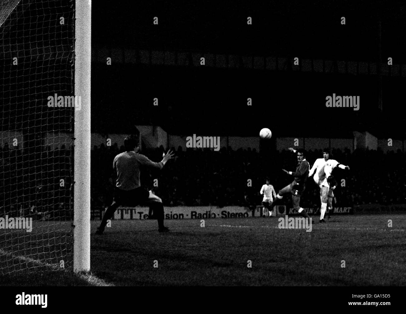Martin Peters von Tottenham Hotspur erzielt das erste Tor nach Aberdeen Torwart Bobby Clark Stockfoto