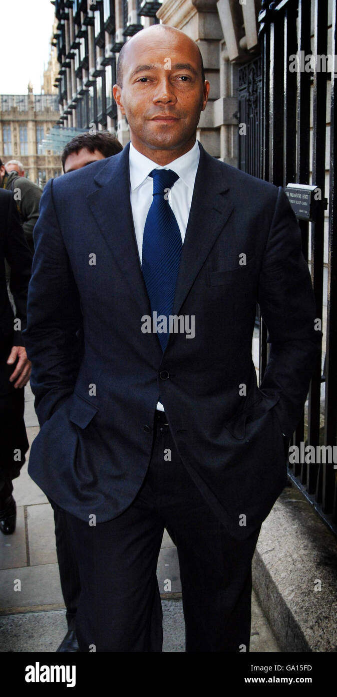 Damon Buffini, geschäftsführender Gesellschafter von Permira, einer Private-Equity-Gesellschaft, verlässt heute das Portcullis House, London, nach einem Treffen mit dem Treasury Select Committee über Regulierung und Besteuerung der Branche. Stockfoto