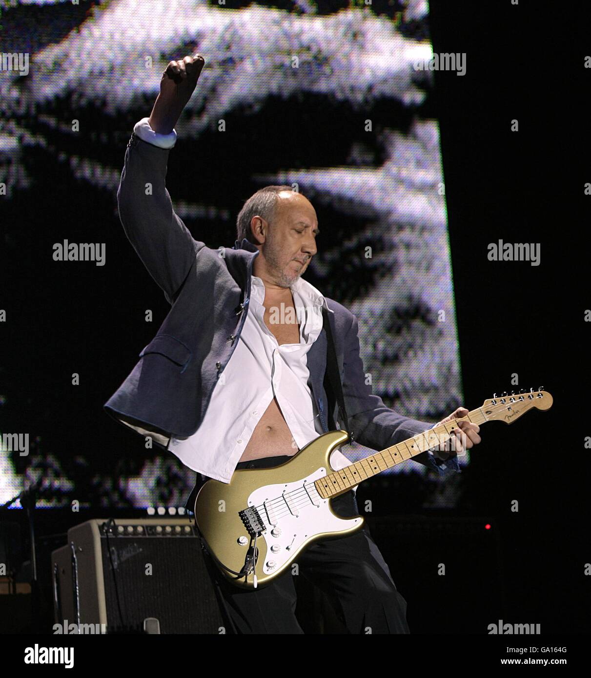 Pete Townshend auf der Bühne während der Who's Performance auf der Pyramid Stage beim Glastonbury Festival 2007 auf der Worthy Farm in Pilton, Somerset. Stockfoto