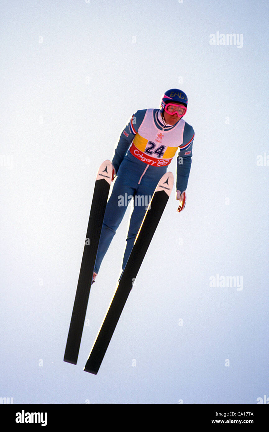 Großbritanniens Top-Skispringer Eddie 'The Eagle' Edwards in Flug Stockfoto