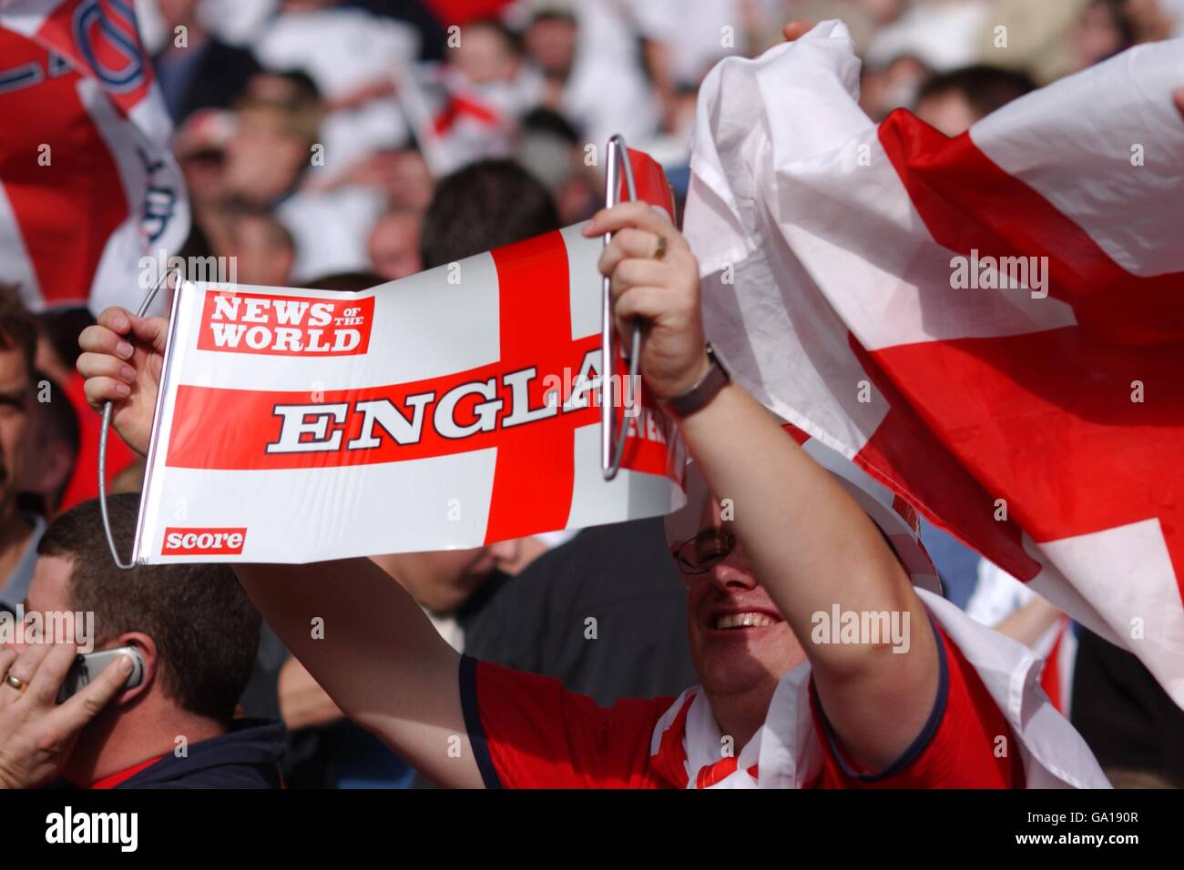 England-Fans feiern die Qualifikation zur WM 2002 Stockfoto