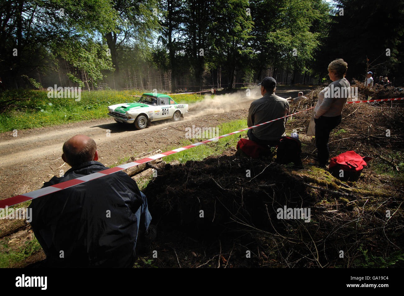 Enthusiasten beobachten, wie die "Historic Class" bei der Severn Valley National Rally in den Wäldern von Radnorshire gegeneinander antreten. Stockfoto