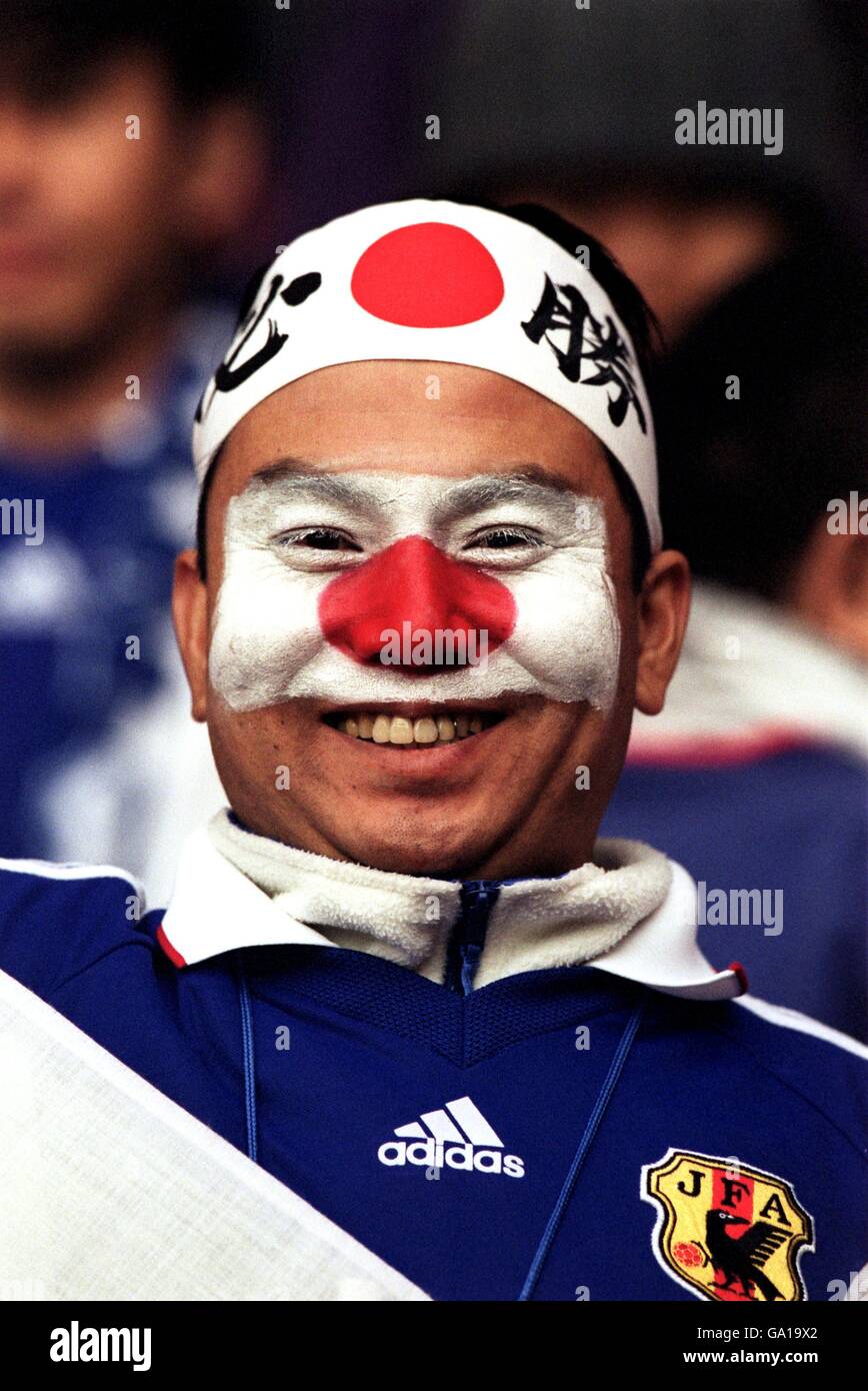 Fußball - freundlich - Japan gegen Nigeria. Ein Japan-Fan mit der Nationalflagge auf seinem Gesicht Stockfoto