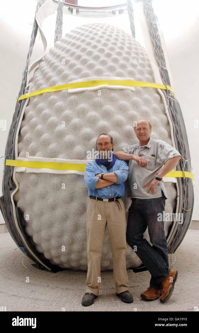 Der Künstler Peter Randall-Page (links) und der Geschäftsführer von Eden Project Tim Smit mit dem schwersten „Samen“ der Welt, nachdem er beim Eden Project in Cornwall in Position gebracht wurde. Stockfoto