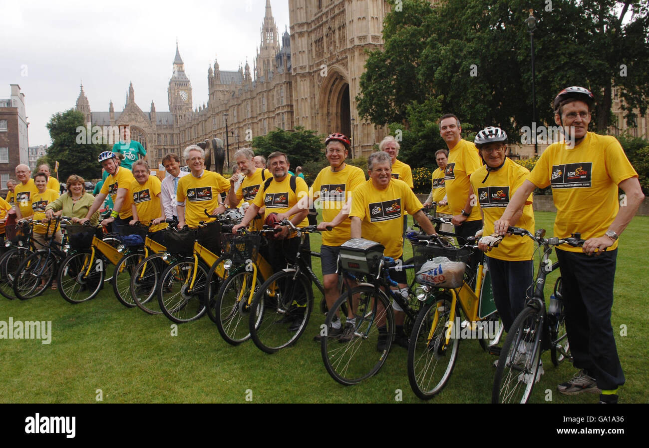 Fünfundzwanzig Abgeordnete und Gleichaltrige posieren mit ihren Fahrrädern vor dem Parlament im Zentrum Londons, bevor sie die Route des Tour de France Prologes fahren. Stockfoto