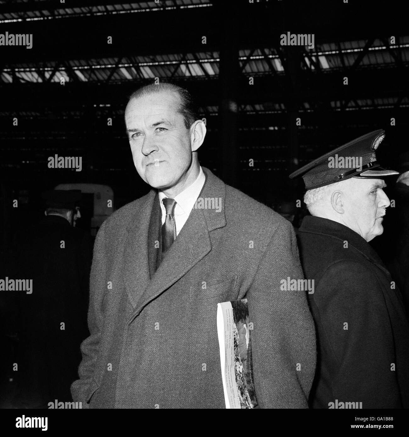 Sir Nichola Cayzer, Vorsitzender der British and Commonwealth Shipping Co, auf der Waterloo Station, London, bevor er in den Bootszug von Transvaal Castle einstieg. Stockfoto