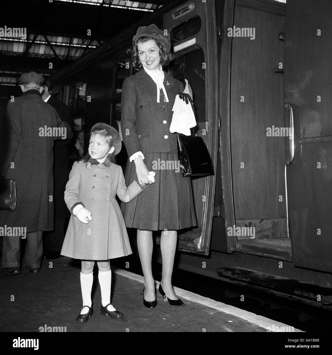 Nicola Colvin, Tochter von Sir Nichola Cayzer, Vorsitzender der British and Commonwealth Shipping Co, und ihrer Tochter Amanda, als sie die Waterloo Station, London, mit dem Bootszug Transvaal Castle verließen. Stockfoto