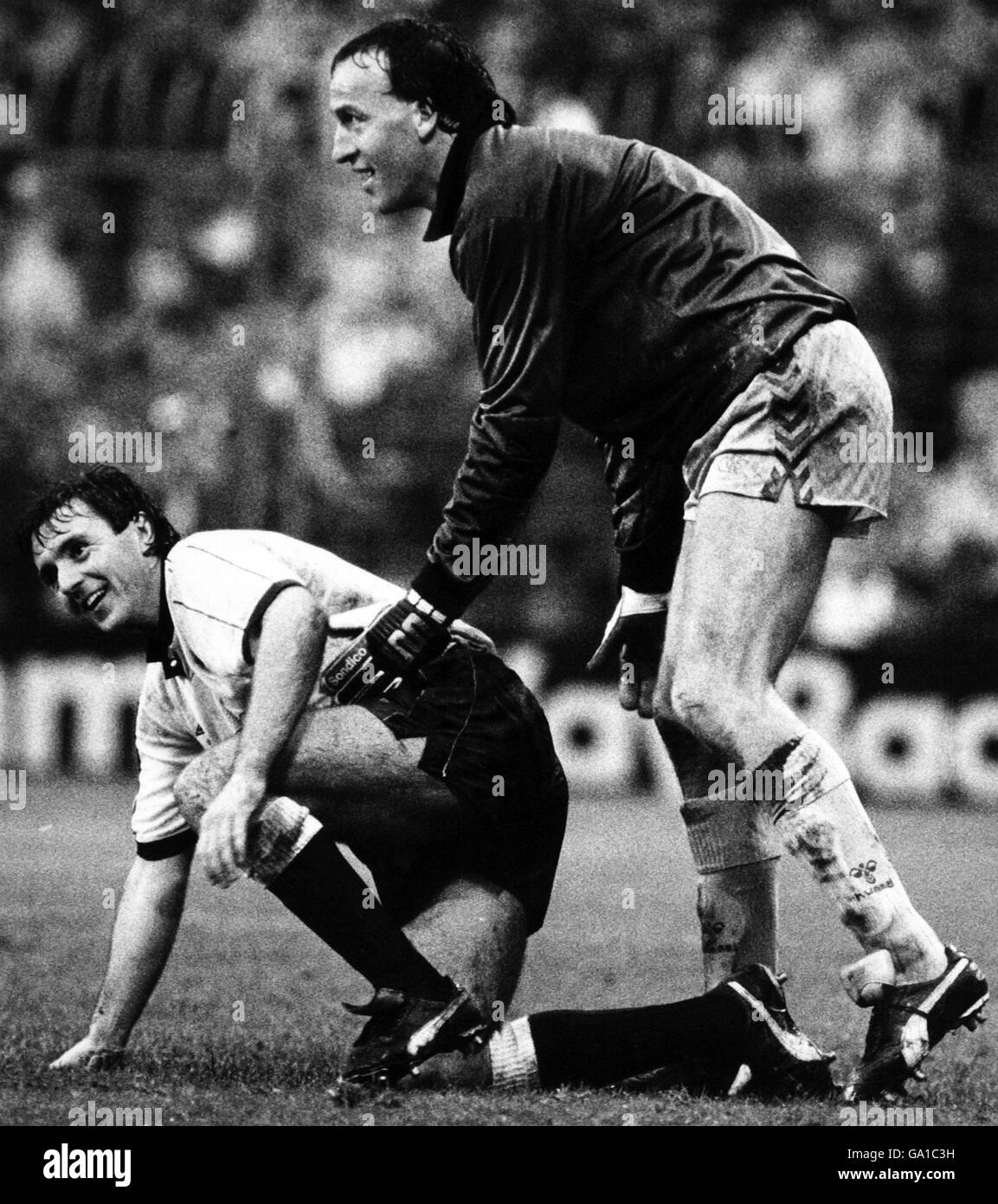 Fußball - Barclays League Division One - Derby County / Coventry City - Baseballplatz. Aber es ist alles ein Lächeln, als Coventry-Keeper Steve Ogrizovic Bobby Davison auf die Beine hilft. 31/10/1987 Stockfoto