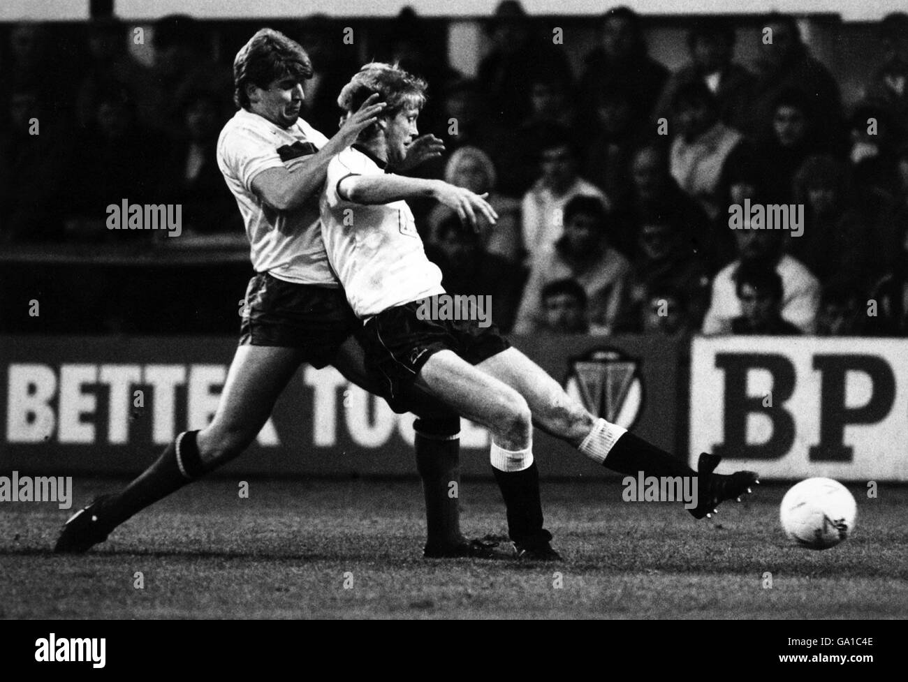 Fußball - Barclays League Division One - Derby County / Watford - Baseballplatz. Derby-Verteidiger Mark Wright räumt unter dem Druck von Trevor Senior aus Watford auf. 5/12/1987 Stockfoto