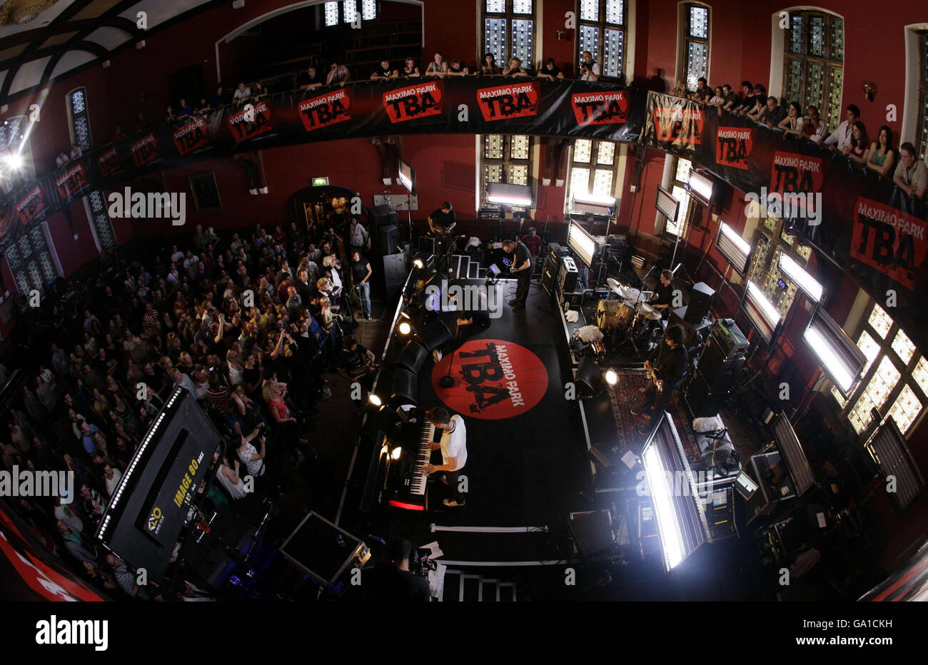 Maximo Park tritt in der Oxford Union Debating Hall in Oxford auf, als Teil ihres Vodafone TBA Gig. Stockfoto