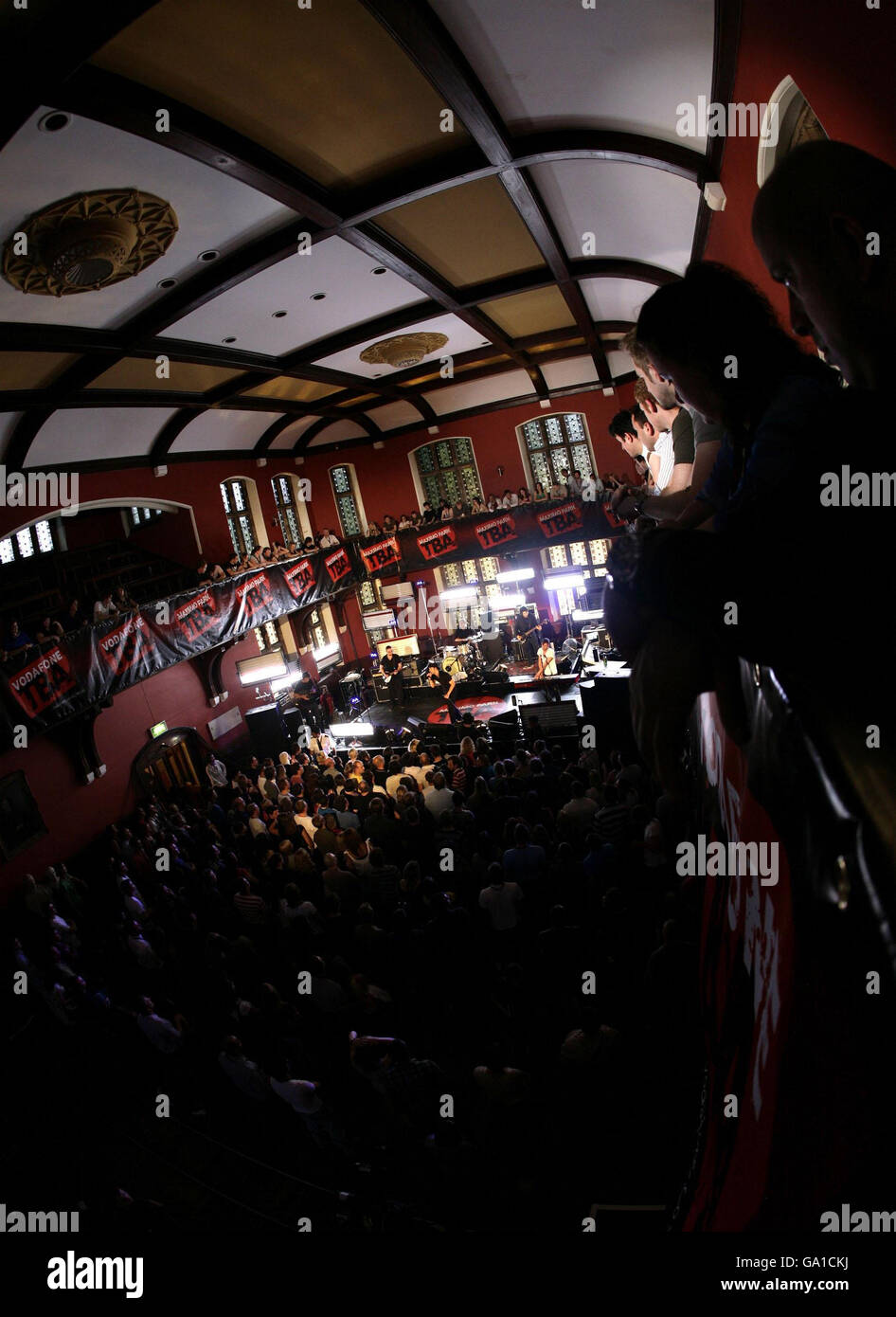 Maximo Park tritt in der Oxford Union Debating Hall in Oxford auf, als Teil ihres Vodafone TBA Gig. Stockfoto