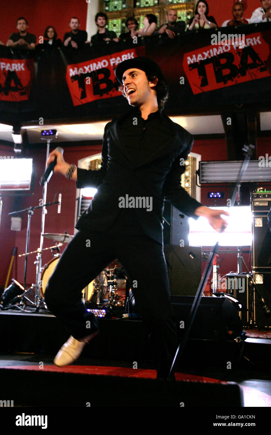 Maximo Park tritt in der Oxford Union Debating Hall in Oxford auf, als Teil ihres Vodafone TBA Gig. Stockfoto