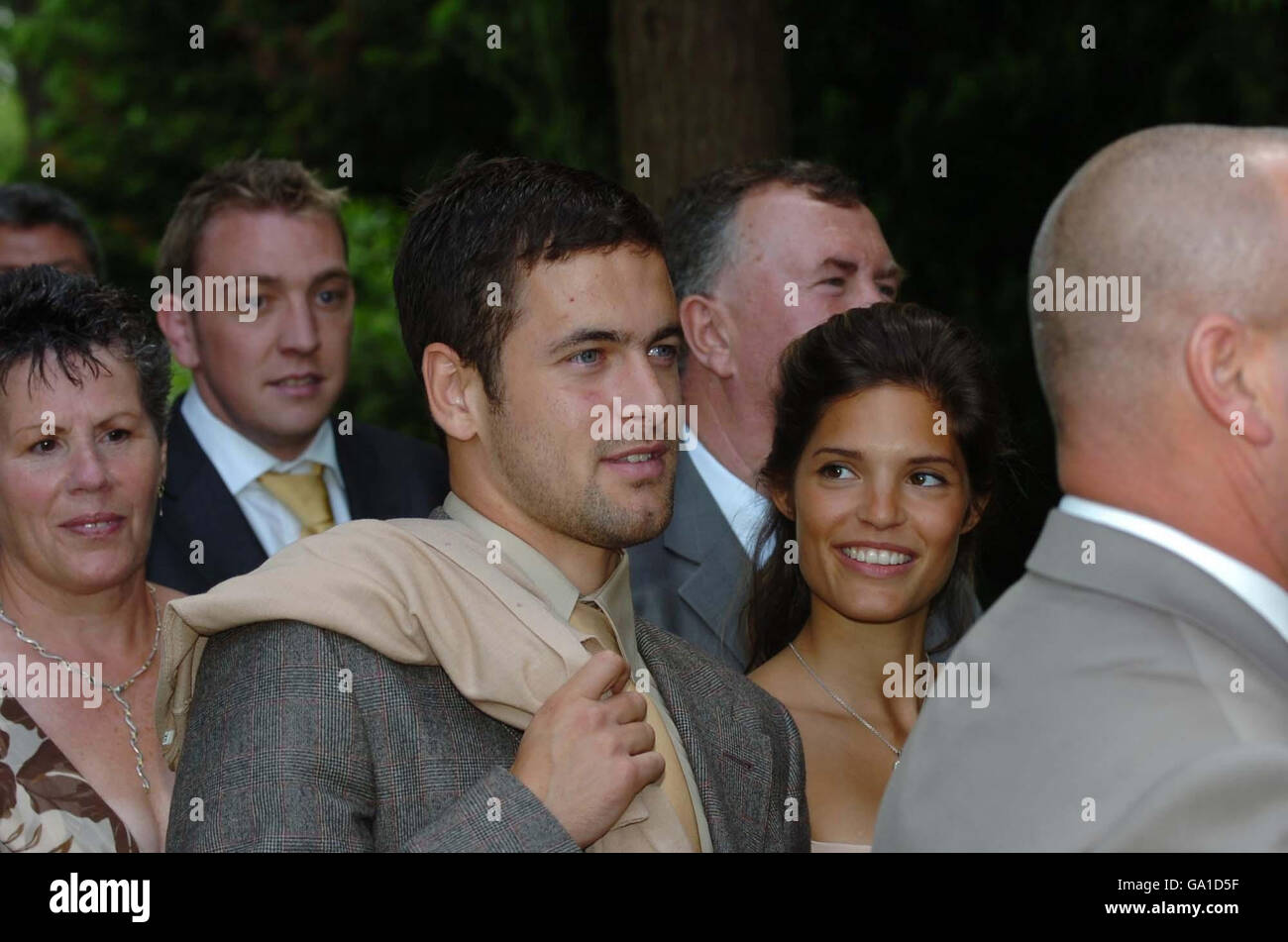 Joe Cole und Carly Zucker aus England und Chelsea bei der Hochzeit von Michael Carrick und Lisa in der St. Peter's Church, Wymondham. Stockfoto