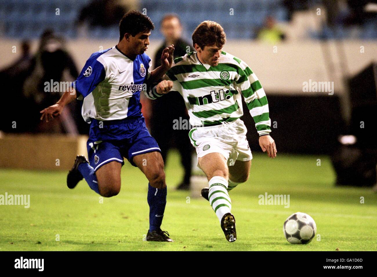 Fußball - UEFA Champions League - Gruppe E - FC Porto gegen Celtic. Der keltische Lubomir Moravcik wird von Ibarra des FC Porto herausgefordert Stockfoto