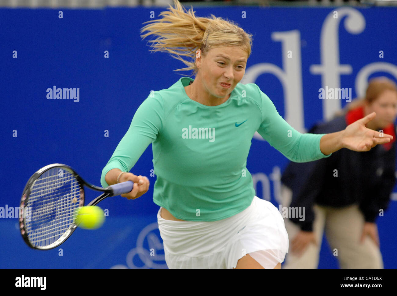 Maria Sharapova spielt ihr Viertelfinale gegen Elena Likhovtseva während der DFS Classic im Edgbaston Priory Club, Birmingham. Stockfoto