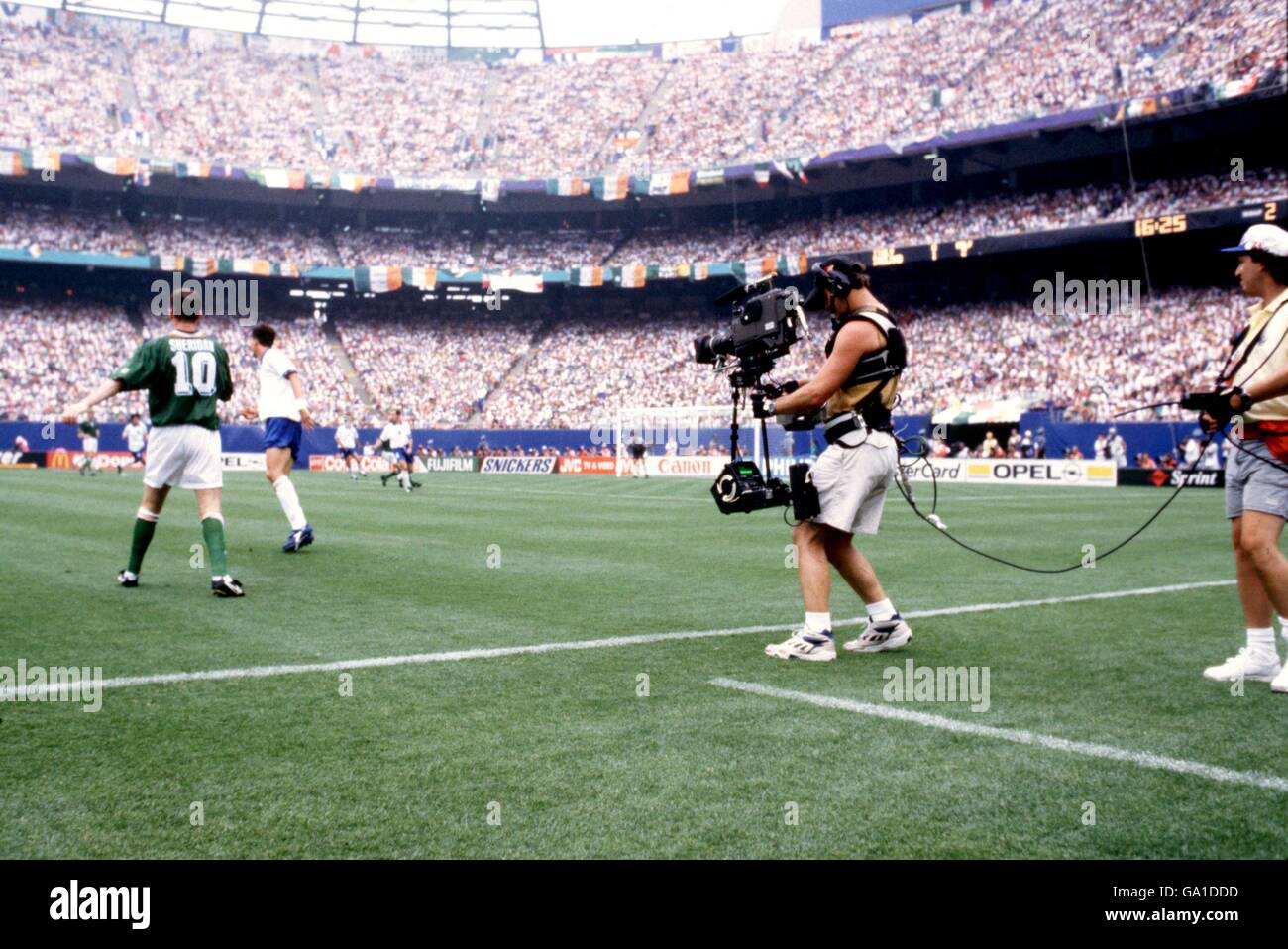 Fußball - Weltmeisterschaft USA 94 - Gruppe E - Irland gegen Italien. Ein Fernsehkameramann filmt den irischen Film John Sheridan (l) während des Spiels Stockfoto