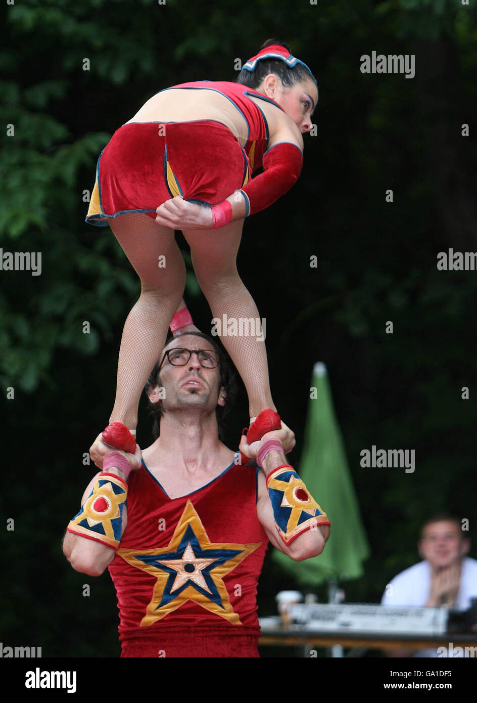 Akrobaten der spanischen Gruppe Los2Play unterhalten die Massen auf dem Merrion Square in Dublin bei den Street Performance World Championships. Stockfoto