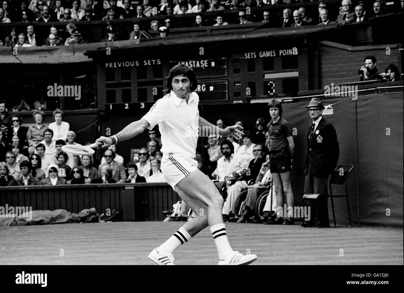 Tennis - Wimbledon Championship 1977 - Viertelfinale der Herren - Ilie Nastatse gegen Bjorn Borg - All England Club. Rumäniens Ilie Nastatse in Aktion Stockfoto