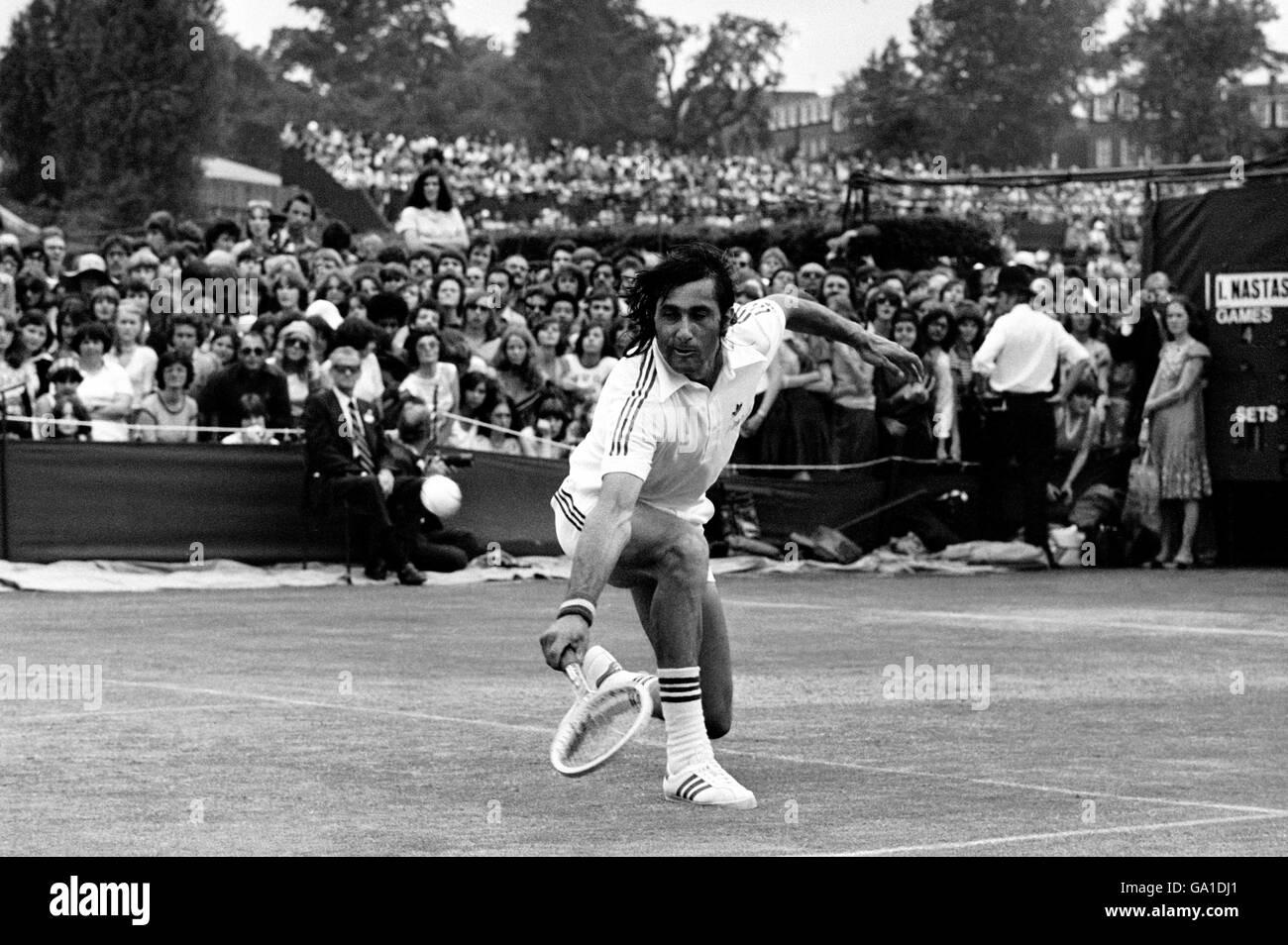 Tennis - Wimbledon Meisterschaft 1977 - dritte Round-Ilie Nastatse V Eliot Teltscher - All England Club Stockfoto