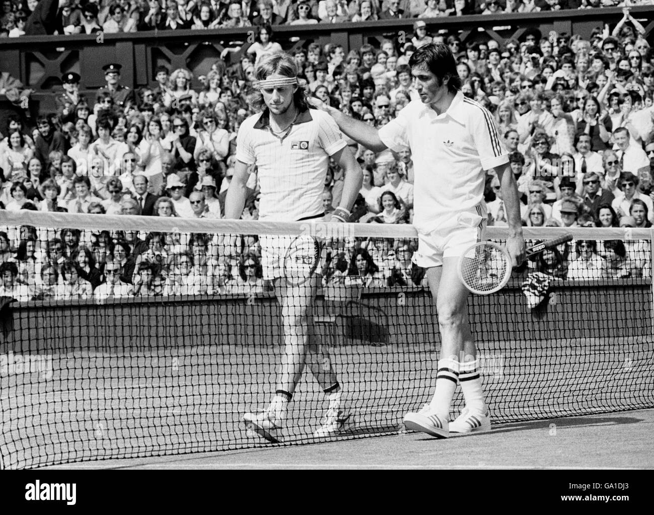 Tennis - Wimbledon Meisterschaften 1977 - Ilie Nastase V Bjorn Borg Stockfoto