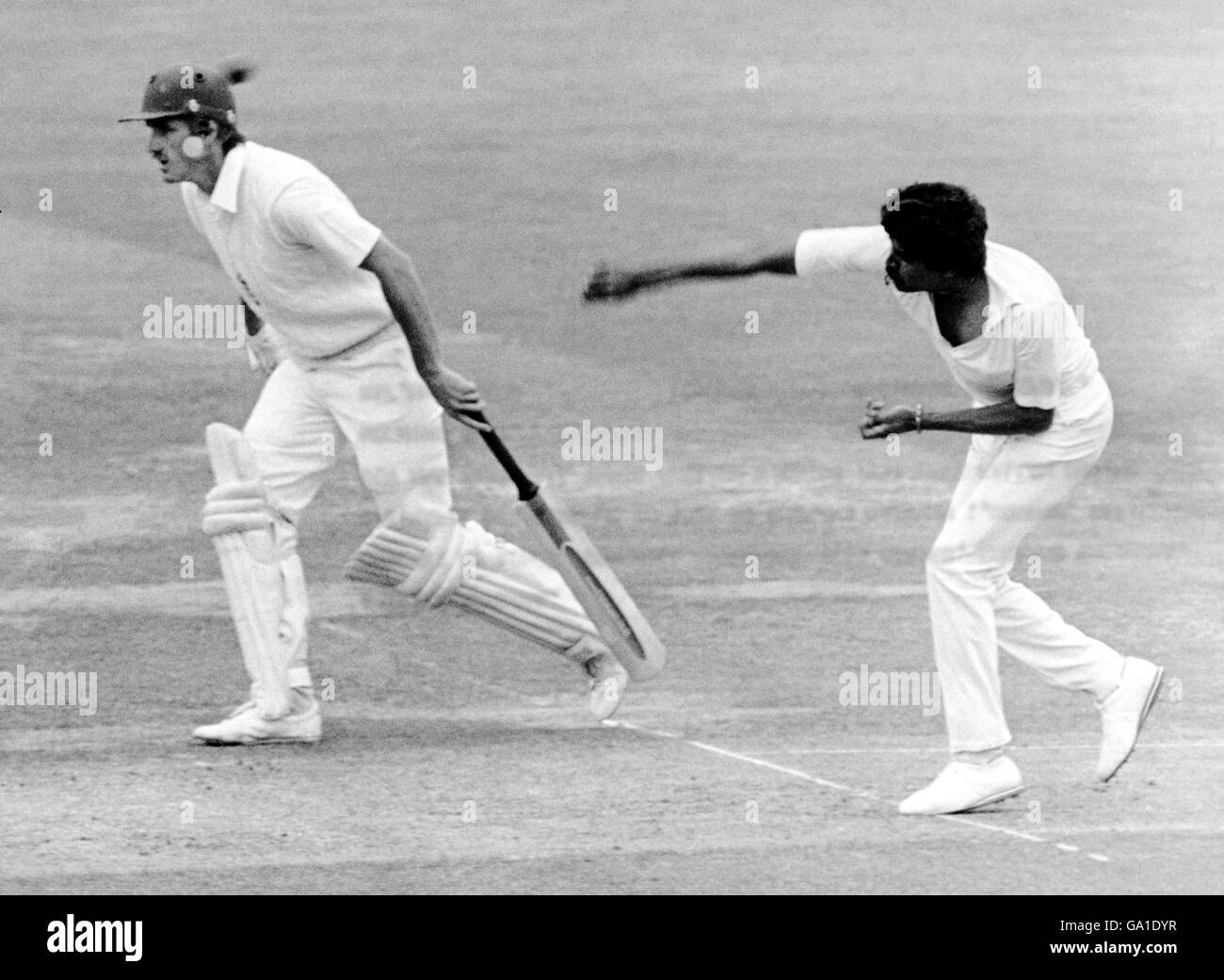 Indiens Kapil Dev (r) Bowling während Englands ersten Innings, in denen er fünf Wickets nahm Stockfoto