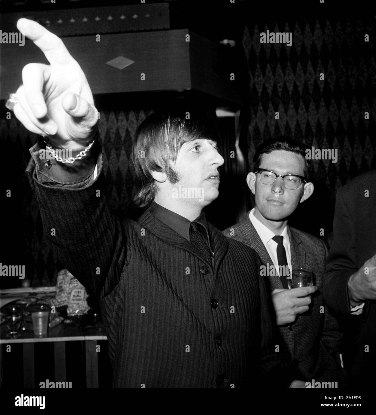 Ringo Starr. Der Beatles-Schlagzeuger Ringo Starr, im Gaumont, Kilburn. Stockfoto