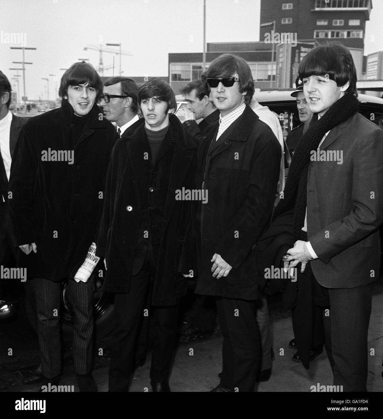 Die Beatles (L-R) George Harrison, Ringo Starr, John Lennon und Paul McCartney, auf dem Londoner Flughafen, als sie im Begriff waren, einen BEA-Liner für Edinburgh zu besteigen. Stockfoto
