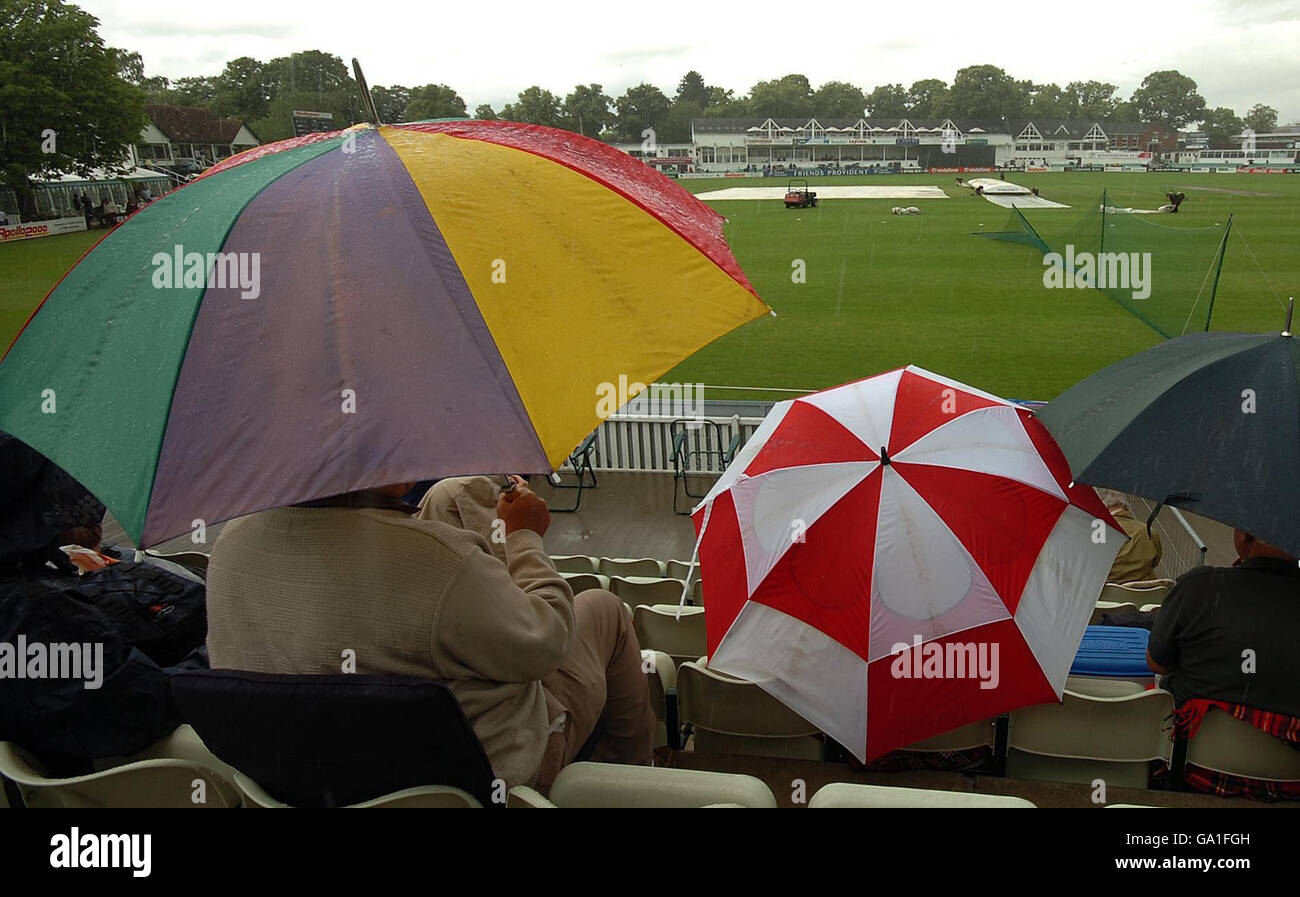 Die Zuschauer schützen sich unter Regenschirmen, während der Regen vor dem One Day-Spiel zwischen England Lions und den Westindischen Inseln in der New Road, Worcester, eintrifft. Stockfoto