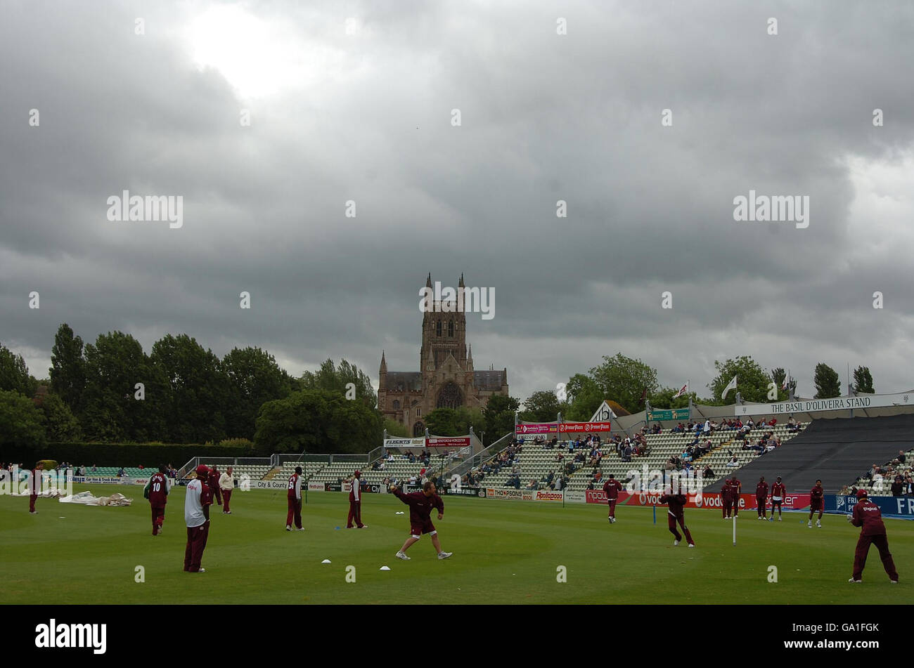 Das West Indies-Team wärmt sich zwischen Regenschauern vor dem One Day-Spiel in New Road, Worcester, auf. Stockfoto