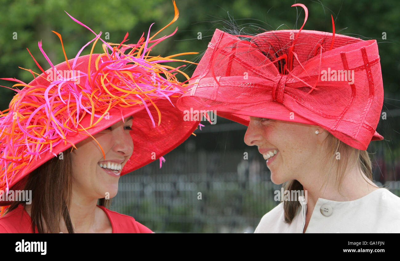 Die Rennfahrer Carla Bolton (links) und Lucy Thomas aus Amersham, Buckinghamshire, bei Royal Ascot am dritten Renntag, bekannt als Ladies Day, auf der Rennbahn Berkshire. Stockfoto