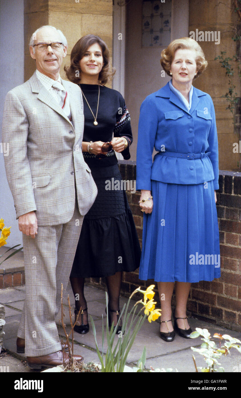Margaret Thatcher, Ehemann Denis und ihre Tochter Carol (25) vor ihrem Haus in Chelsea. Stockfoto