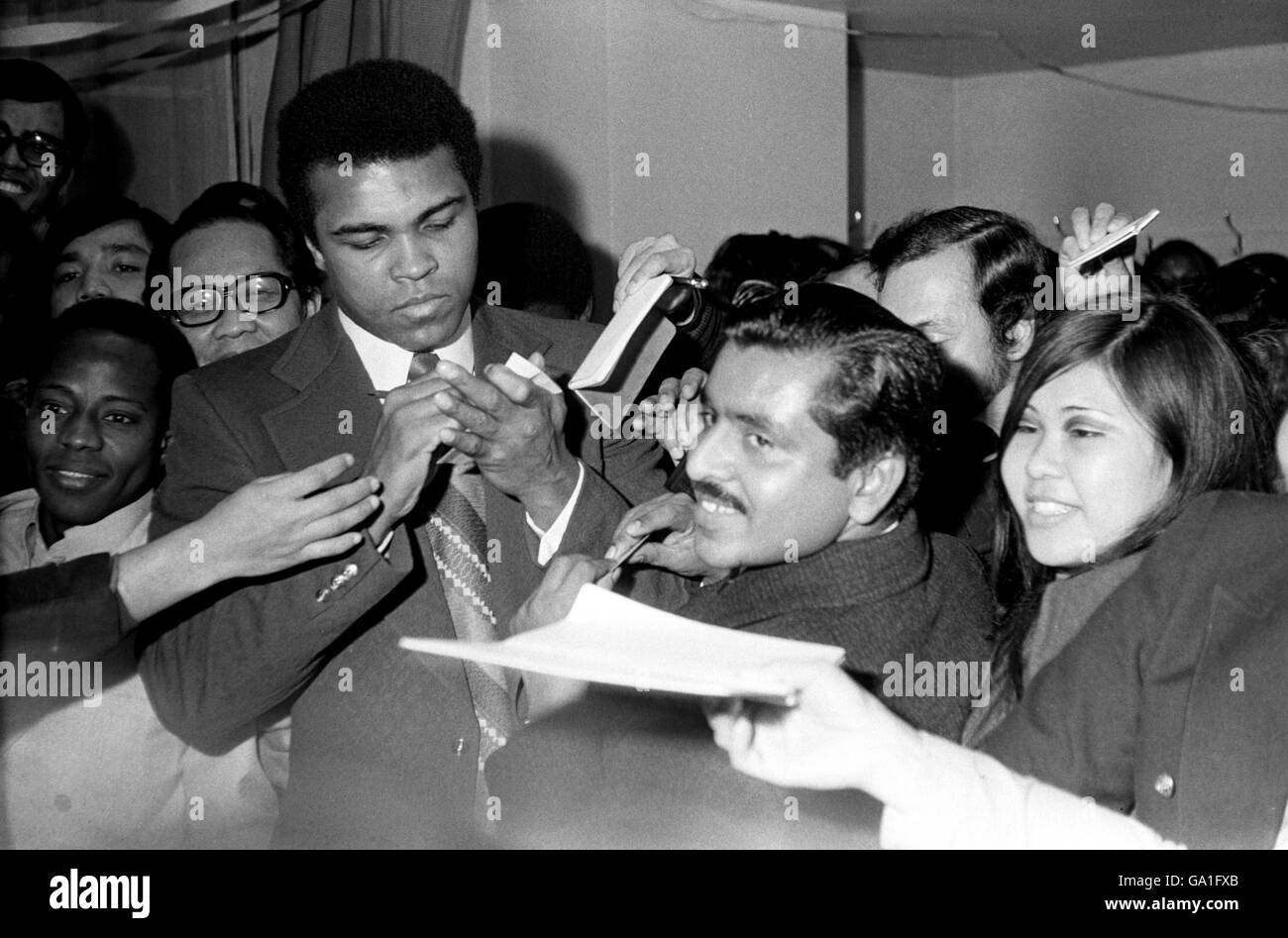 Cassius Clay gibt zwei Tage zuvor Autogramme, um Fans anzubeten Sein Kampf mit Sonny Banks in New York Stockfoto