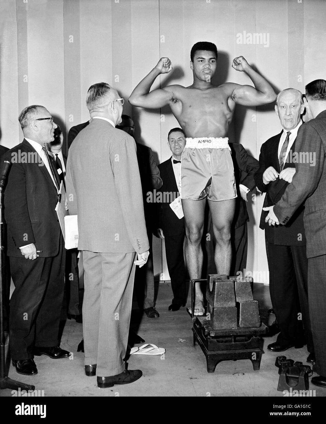 Cassius Clay stellt sich in eine Pose, während er eingewogen wird Vor dem Kampf Stockfoto
